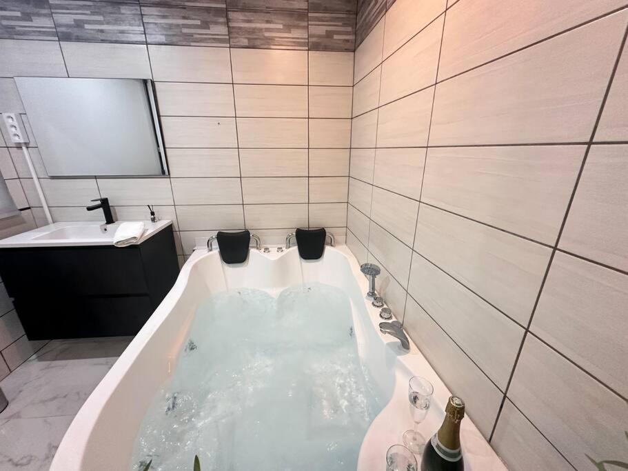 E Servagnat T3 Luxe Avec Sauna Jacuzzi Et Hammam エペルネー エクステリア 写真