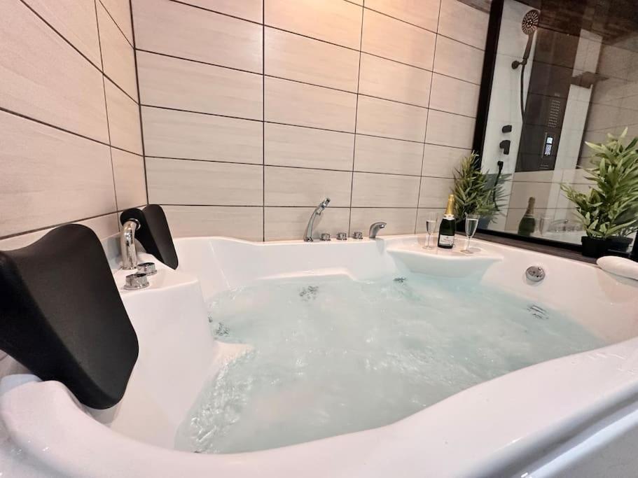 E Servagnat T3 Luxe Avec Sauna Jacuzzi Et Hammam エペルネー エクステリア 写真